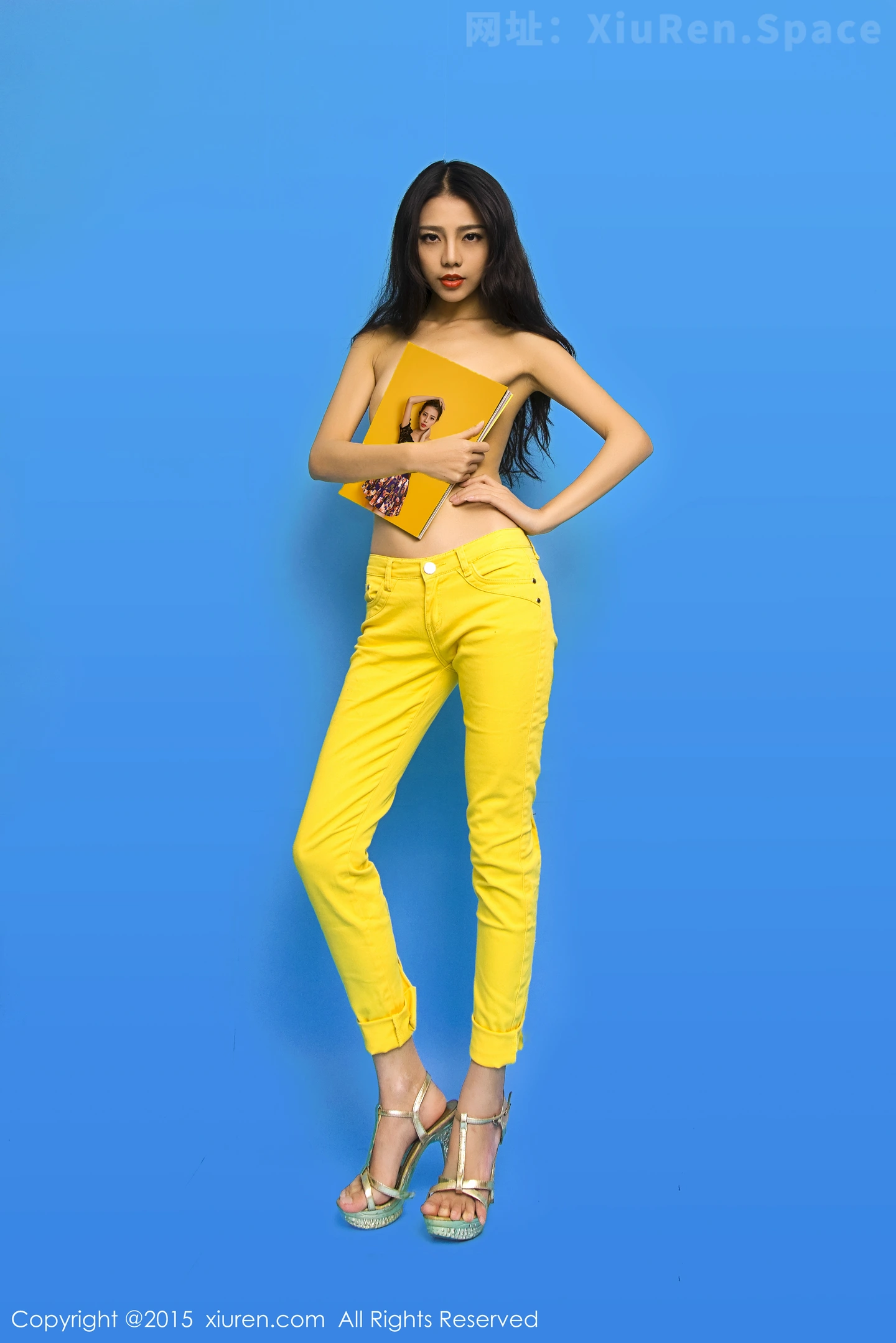 图片[2]-[XiuRen秀人网]VOL.297 性感女神HONEYAL书本挡胸半裸秀豪乳完美诱惑写真50P-秀人网官方网站